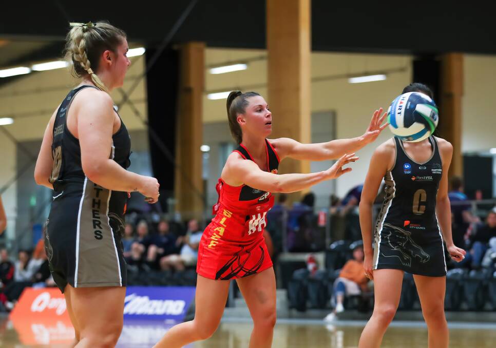 South Coast Blaze open's player Taylah Davies passes the ball. Picture: Clusterpix Photography