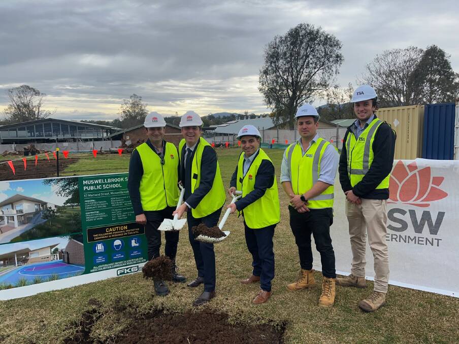 DIG IN: Dave Layzell MP with Muswellbrook South Public School
Upgrade Project Director Robert Ghaly, Project Manager Michael Trajkov, School
Infrastructure Project Officer Mina Ibrahim and Matt Tuttle, Project Manager for
construction contractor FKG Group.