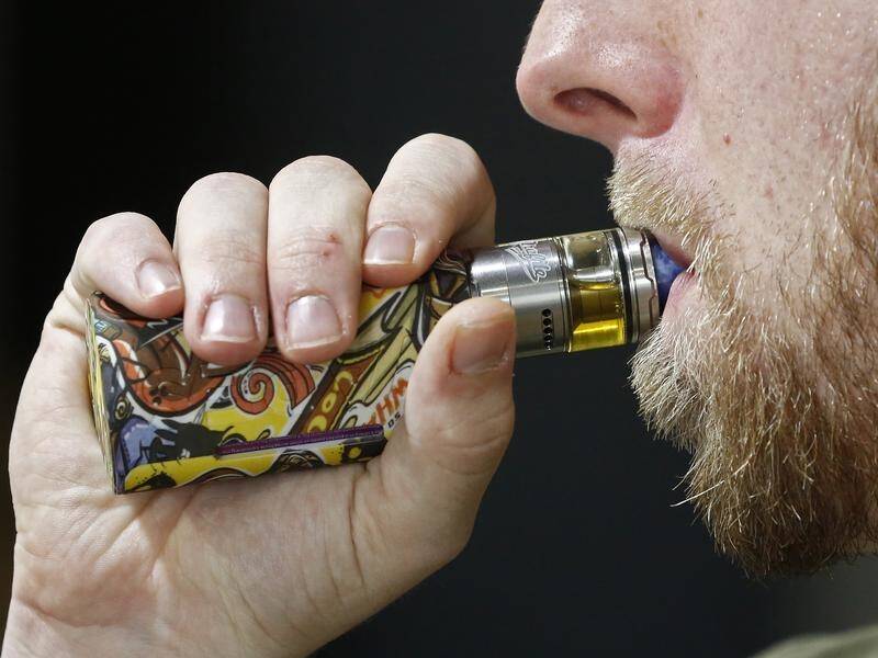 The US government may ban flavoured e-cigarettes as the CDC looks into 450 cases of lung disease.