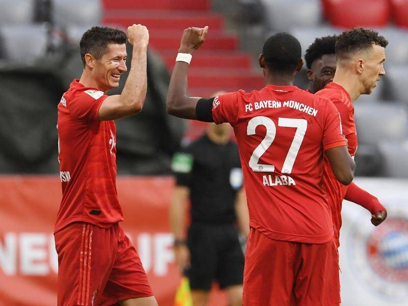 Robert Lewandowski (l) celebrates scoring Bayern Munich's third goal in the 5-2 win over Eintracht