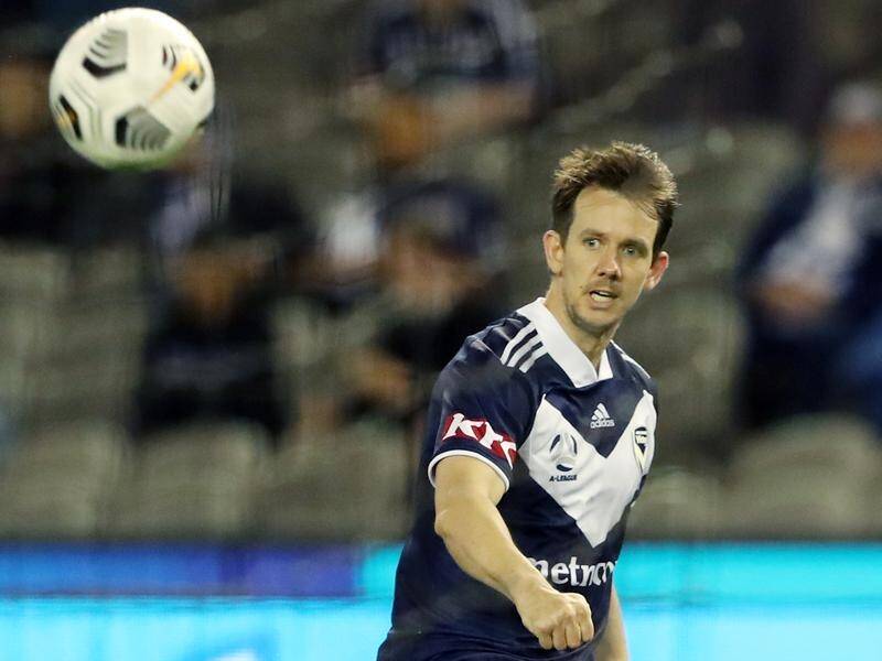 Robbie Kruse has signed a one-year contract extension with Melbourne Victory.