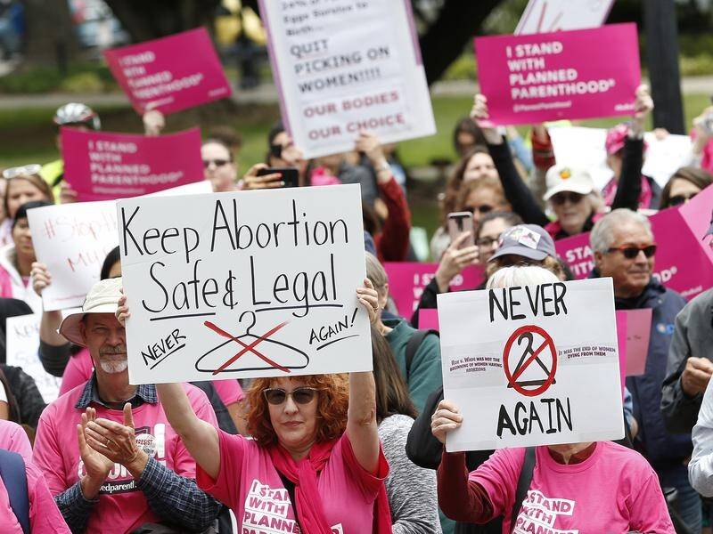 The US administration has postponed a rule allowing doctors to decline performing abortions.